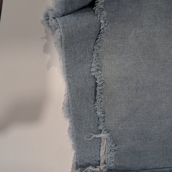 Time and Tru Women's High Rise Denim Short, 4" Inseam, NEW Size 8 Blue - Picture 3 of 5